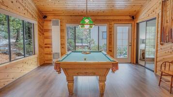 Nhà, nhiều giường (Kingswood Manor) | Phòng trò chơi giải trí