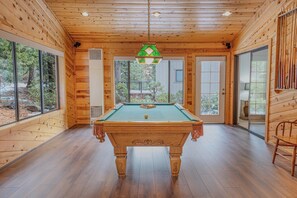 House, Multiple Beds (Kingswood Manor) | Game room