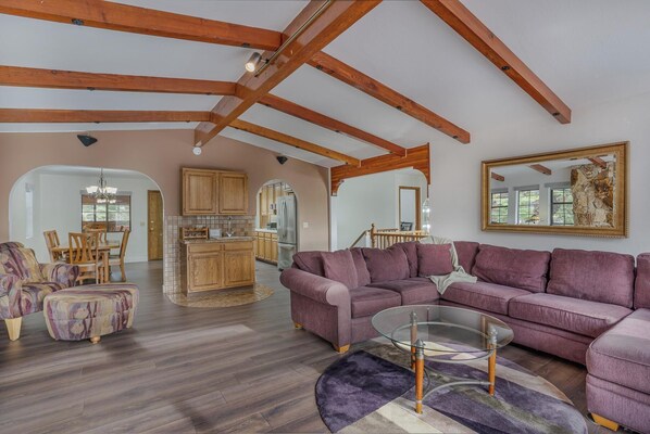 House, Multiple Beds (Kingswood Manor) | Living area