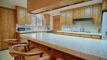 Nhà, nhiều giường (Kingswood Manor) | Bếp riêng | Lò nướng, lò nướng bánh mì, nồi cơm, máy xay thực phẩm