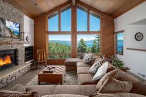 Maison, plusieurs lits, vue lac (Luxury Lakeview Retreat - Hot Tub, SU) | Coin séjour