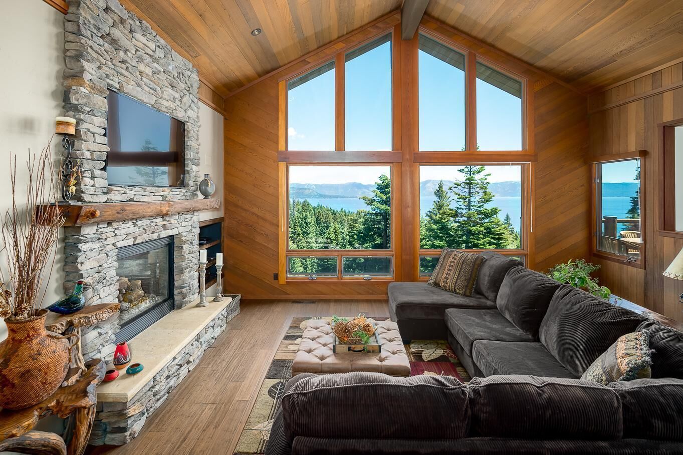 House, Multiple Beds, Lake View (Luxury Lakeview Retreat - Hot Tub, SU) | Living room | Books, stereo