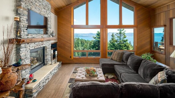 Maison, Plusieurs lits, vue sur le lac (Luxury Lakeview Retreat - Hot Tub, SU) | Salle de séjour | Livres, chaîne audio