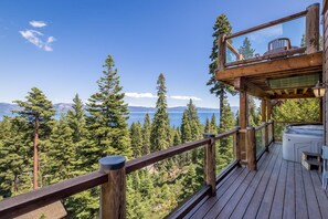 Maison, Plusieurs lits, vue sur le lac (Luxury Lakeview Retreat - Hot Tub, SU) | Balcon