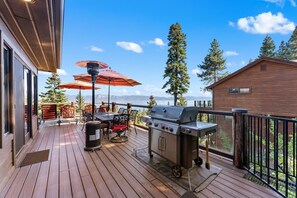Hus - flera sängar - sjöutsikt (Luxury Lakeview Retreat - Hot Tub, SU) | Restaurang utomhus