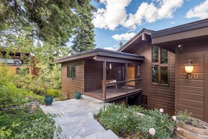 Maison, plusieurs lits, vue lac (Luxury Lakeview Retreat - Hot Tub, SU) | Extérieur