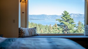 Maison, Plusieurs lits, vue sur le lac (Luxury Lakeview Retreat - Hot Tub, SU) | 5 chambres, espace de travail pour ordinateurs portables