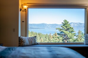 Hus - flera sängar - sjöutsikt (Luxury Lakeview Retreat - Hot Tub, SU) | 5 sovrum, individuell inredning, unika möbler och arbetsyta för laptop