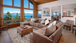 Maison, Plusieurs lits, vue sur le lac (Luxury Lakeview Retreat - Hot Tub, SU) | Aire de séjour | Livres, chaîne audio