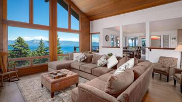 House, Multiple Beds, Lake View (Luxury Lakeview Retreat - Hot Tub, SU) | Living area | Books, stereo