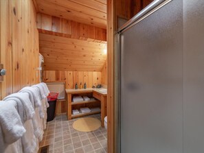 House, Multiple Beds (SKI LEASE "Ons Huis Cabin") | Bathroom | Towels - SKI Lease "ons Huis Cabin" (Tahoe City)