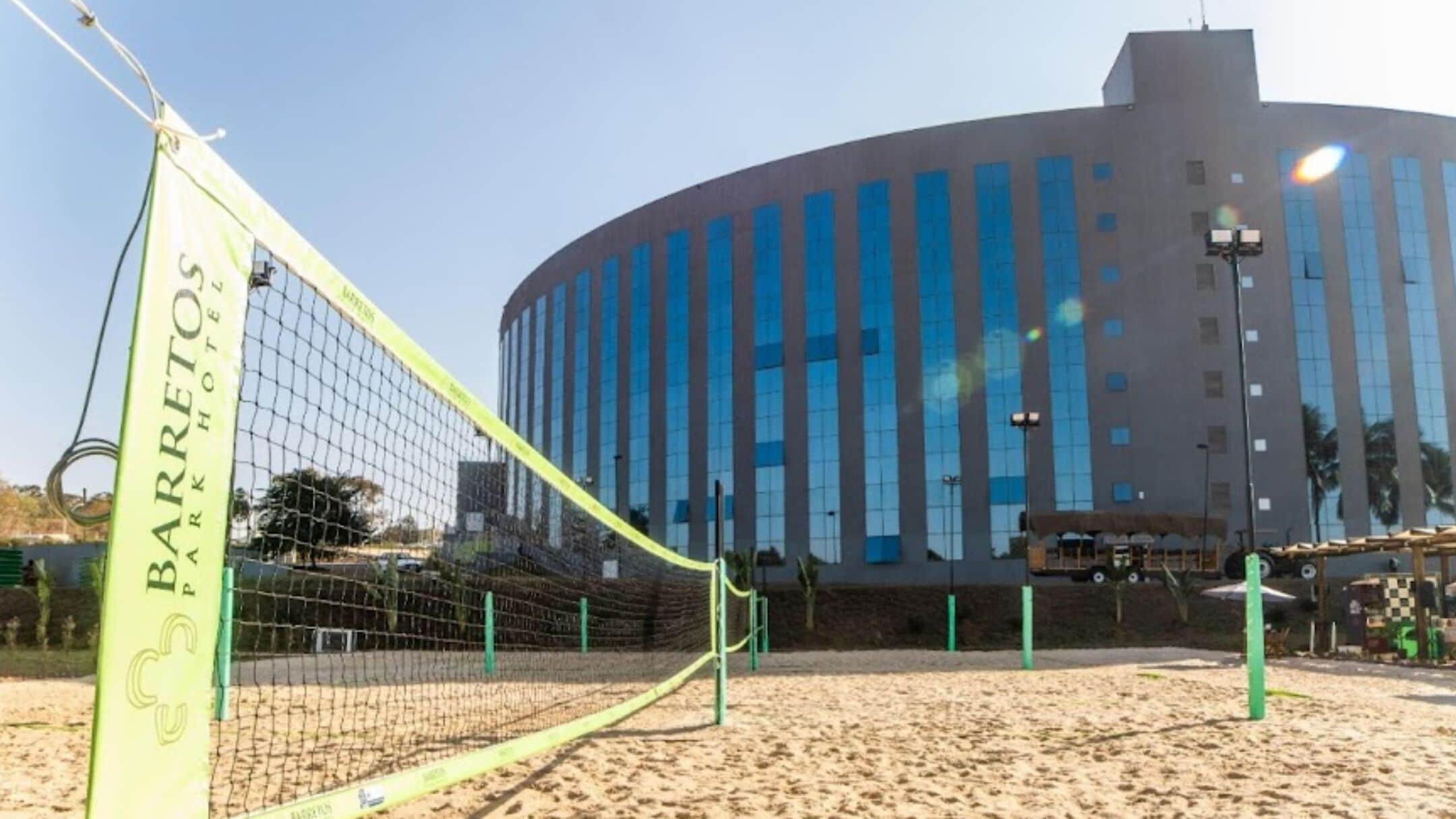 Una cancha de voleibol de playa con una red que dice 'BARRETO PARK HOTEL'.