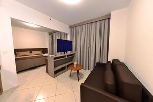 Suíte luxo, 1 quarto | Camas com colchões de espuma com sistema de memória, frigobar