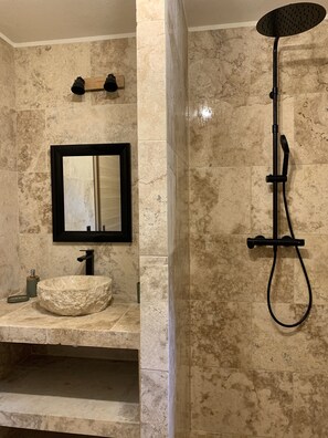 Shower, hair dryer, towels, toilet paper - Maison de Campagne Authentique (Sartène)