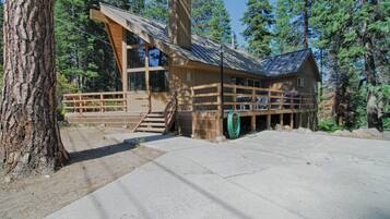 Casa, varias camas, vista parcial al lago (Rim Drive Lookout) | Exterior