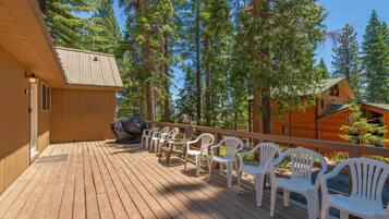 Casa, varias camas, vista parcial al lago (Rim Drive Lookout) | Restaurante al aire libre