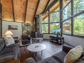 Casa, varias camas, vista parcial al lago (Rim Drive Lookout) | Interior