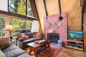 House, Multiple Beds (Runnymeade Cottage) | Living room