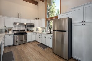 Maison, Plusieurs lits, vue sur le lac (Sandy Shores Villa) | Cuisine privée | Un four, grille-pain, mélangeur, moulin à café