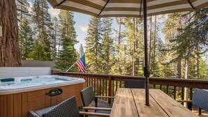Talo, useita sänkyjä, järvinäköala (Sandy Shores Villa) | Parveke