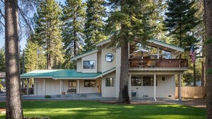Talo, useita sänkyjä, järvinäköala (Sandy Shores Villa) | Ulkopuoli