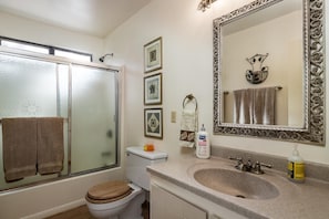 House, Multiple Beds (Serendipity) | Bathroom