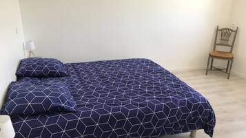3 habitaciones, cuna de viaje y ropa de cama