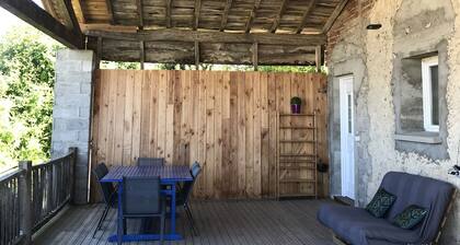 Maison en campagne avec une magnifique terrasse couverte en bois