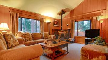 House, Multiple Beds (The Bernstein Bear Cabin) | Living room