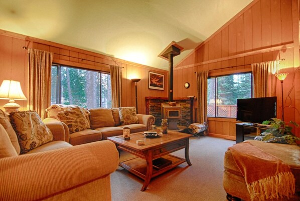 Casa, varias camas (The Bernstein Bear Cabin) | Sala de estar