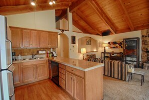 House, Multiple Beds (Cedar Flat Lookout) | Private kitchen