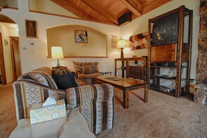 House, Multiple Beds (Cedar Flat Lookout) | Living room