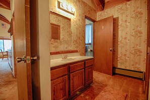 House, Multiple Beds (Cedar Flat Lookout) | Bathroom | Towels