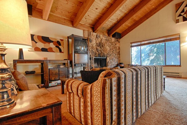 House, Multiple Beds (Cedar Flat Lookout) | Living room