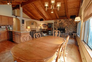 House, Multiple Beds (Cedar Flat Lookout) | Private kitchen