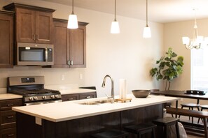 Fridge, microwave, oven, stovetop - No cleaning fee! Zion Village Resort, near Zion National Park (Hurricane)