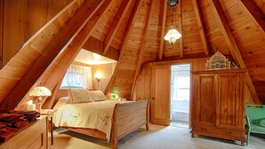 House, 1 Queen Bed with Sofa bed (The Gingerbread Cottage)