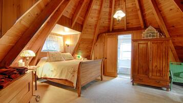 Nhà, 1 giường cỡ queen và sofa giường (The Gingerbread Cottage) | 1 phòng ngủ, trang trí khác biệt