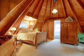 Nhà, 1 giường cỡ queen và sofa giường (The Gingerbread Cottage) | 1 phòng ngủ, trang trí khác biệt 