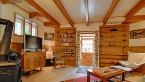 House, 1 Queen Bed with Sofa bed (The Gingerbread Cottage) | Living room