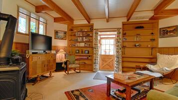 Rumah, 1 Tempat Tidur Queen dengan tempat tidur Sofa (The Gingerbread Cottage) | Ruang keluarga | Stasiun docking iPod