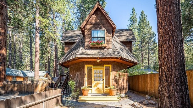 House, 1 Queen Bed with Sofa bed (The Gingerbread Cottage) | Exterior
