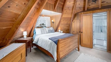 Nhà, 1 giường cỡ queen và sofa giường (The Gingerbread Cottage) | 1 phòng ngủ, trang trí khác biệt