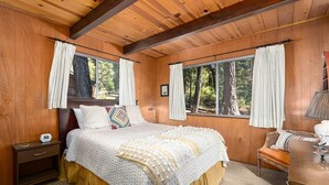 House, Multiple Beds (Honey Bear Cabin)