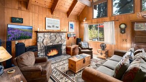 House, Multiple Beds (Honey Bear Cabin) | Living room