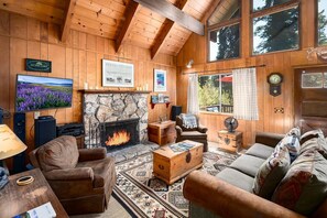 House, Multiple Beds (Honey Bear Cabin) | Living room