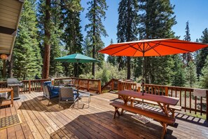 Outdoor dining - Honey Bear Cabin (Carnelian Bay)