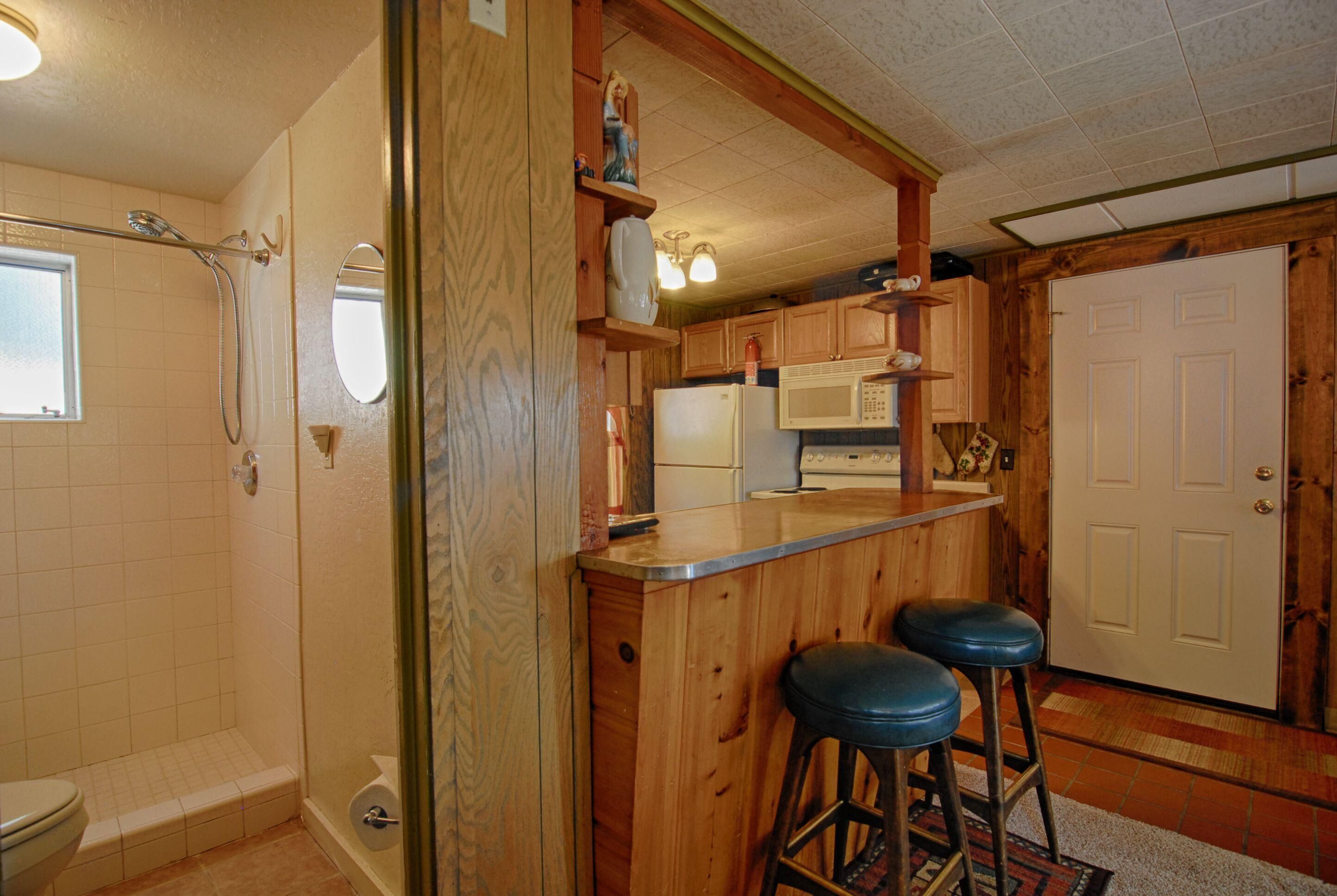 House, 1 Queen Bed (The Jack McCarthy Cabin) | Private kitchen | Oven, toaster, blender, cleaning supplies