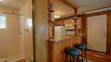 House, 1 Queen Bed (The Jack McCarthy Cabin) | Private kitchen | Oven, toaster, blender, cleaning supplies