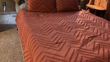 House, 1 Queen Bed (The Jack McCarthy Cabin) | 1 bedroom, individually decorated, individually furnished